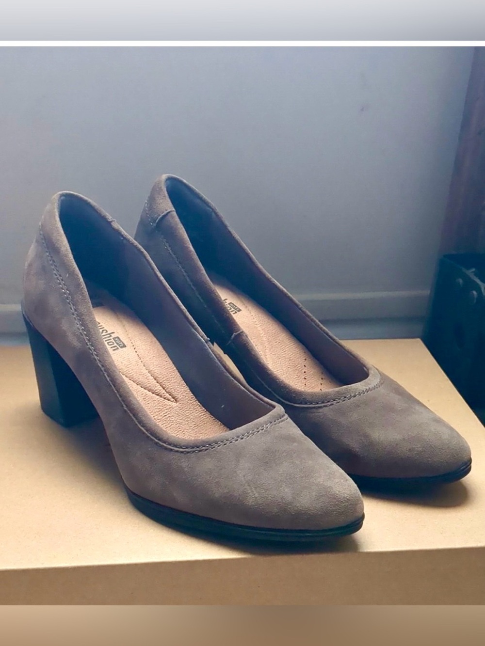 Clark's Classic Women's Taupe Suede Block Heel Pumps, size 7 GUC